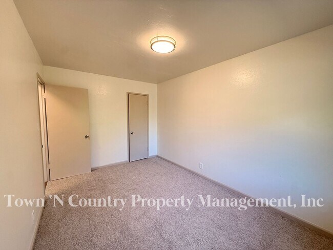 Building Photo - 818-820 University Ave.