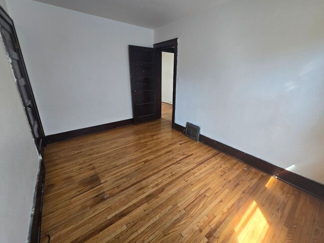 Building Photo - $1200 - 3 Bed 1 Bath Home