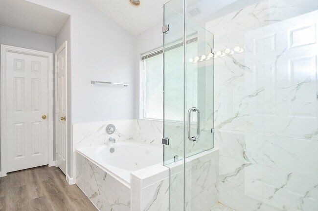 Building Photo - 215 Windrift Ct