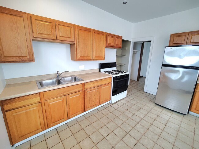 Building Photo - *Spacious 2BD/1BA Single-Family Home Available in Oakland*