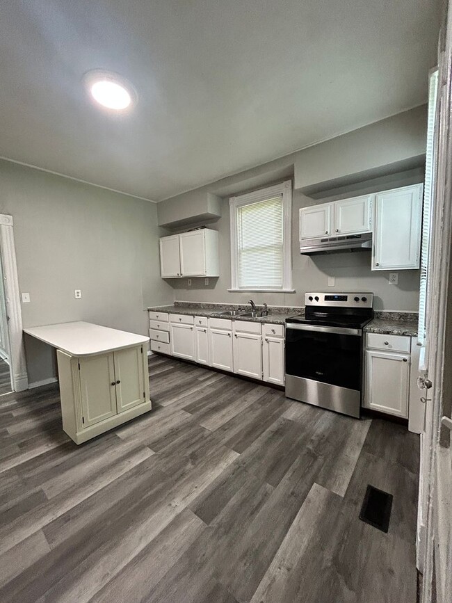 Building Photo - Beautiful Two Story Home on Scottdale