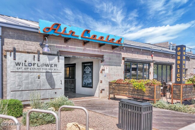 Building Photo - 1411 E Orangewood Ave