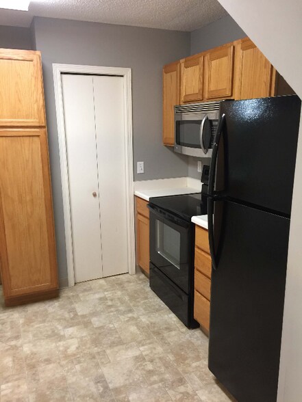 Building Photo - 1323 SE Delaware Ave