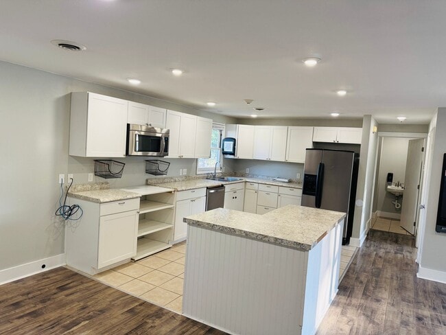 Building Photo - West End Location, Perfect for Daycare Center or Group Home