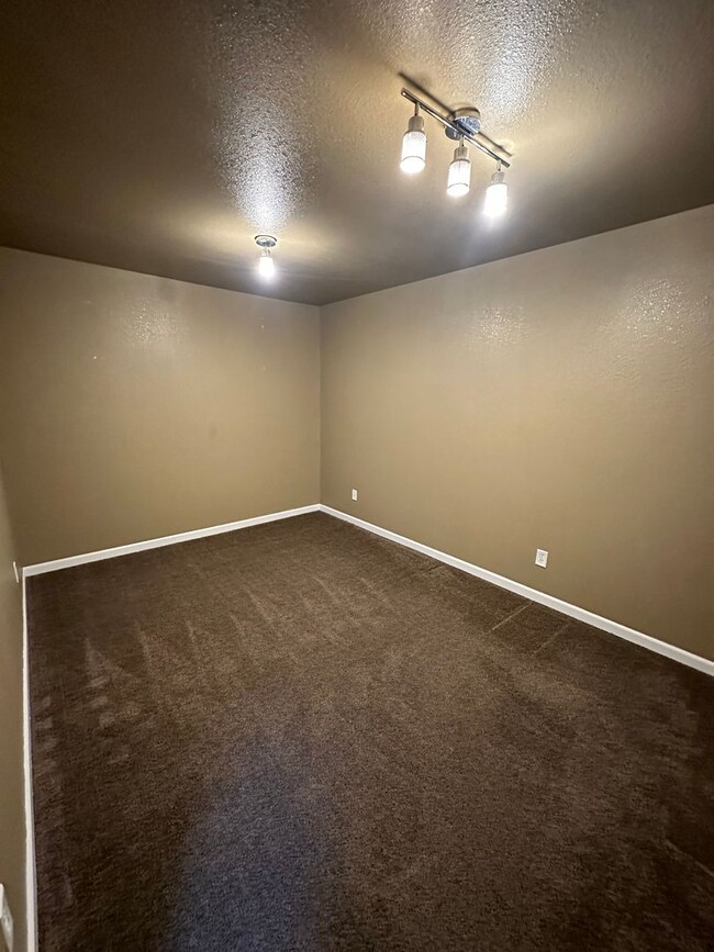 Building Photo - 4 BEDROOM, 3.5 BATHROOM, SINGLE FAMILY HOM...