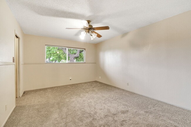 Building Photo - 1564 E Escalon Ave