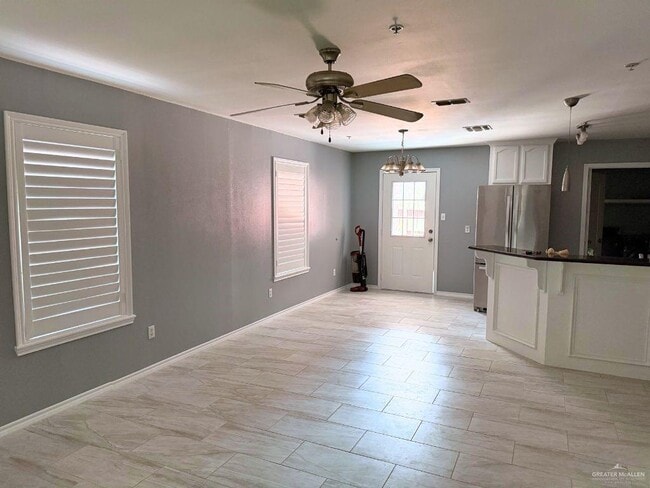 Building Photo - 6 S 48th Ln