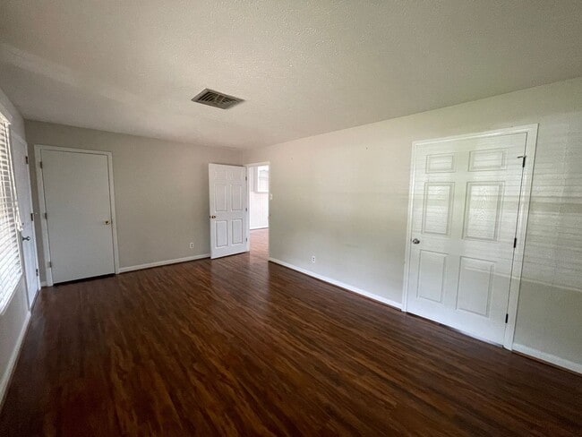 Building Photo - Large 2 bedroom 2 bathroom house with 1 ca...