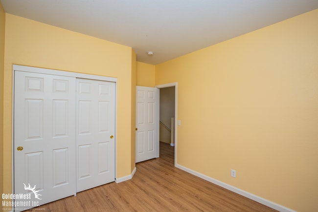 Building Photo - Fabulous 2Bdm 2.5Ba Home With Community Park & Pool.