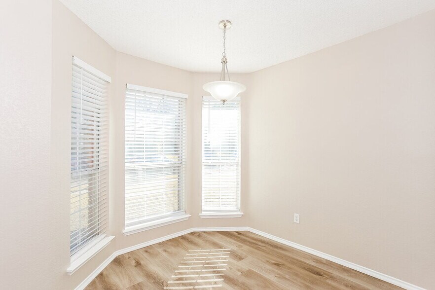 Building Photo - 1041 Glencrest Dr