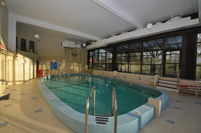 Building Photo - 51 Melrose St