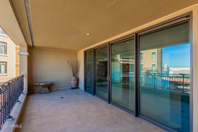 Building Photo - 7175 E Camelback Rd