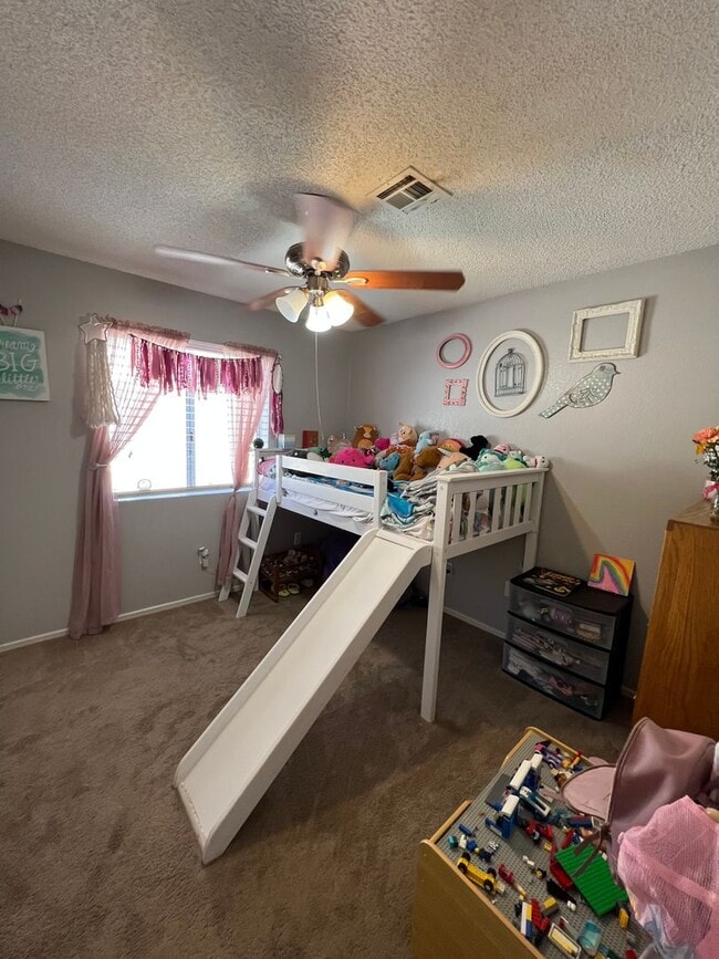 Building Photo - 4 BEDROOM HOME CLOSE TO SCHOOLS!