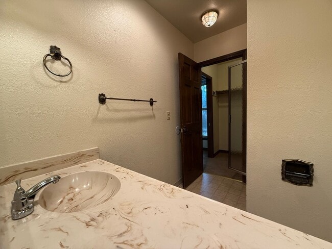 Building Photo - 1150 NW Sunnywood Ct