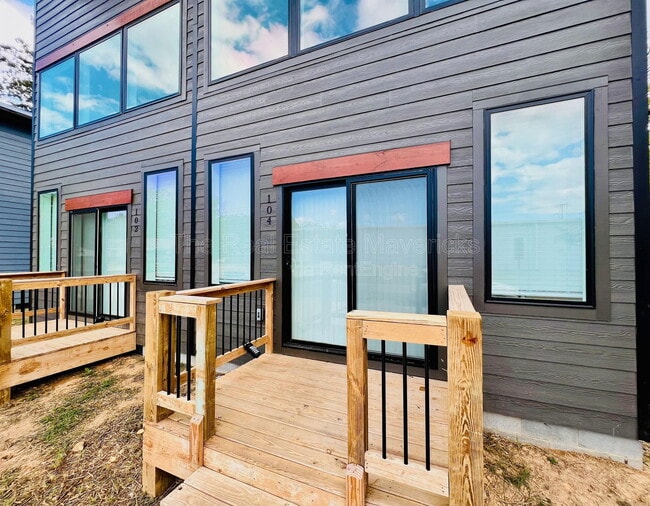 Primary Photo - 1904 S Holly St