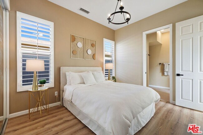 Building Photo - 4 Cartier Ct