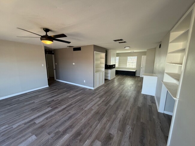 Building Photo - Large 3/2/2