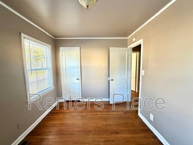 Building Photo - 957 E 37th Pl