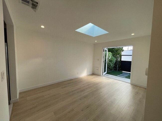 Building Photo - 2032 Ocean Park Blvd