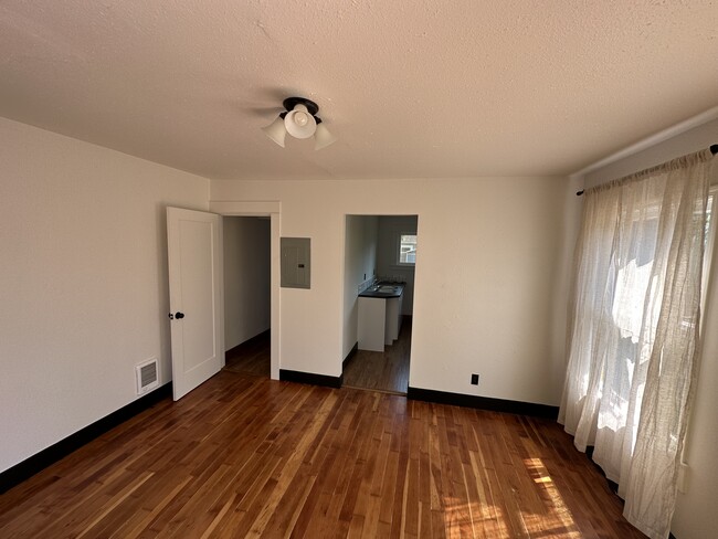 livingroom looking at kitchen and bath - 4806 SE 76th Ave