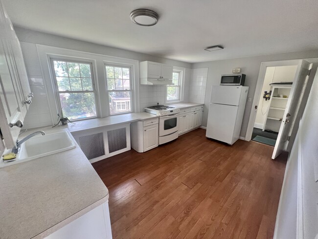 kitchen - 376 Hayward Ave