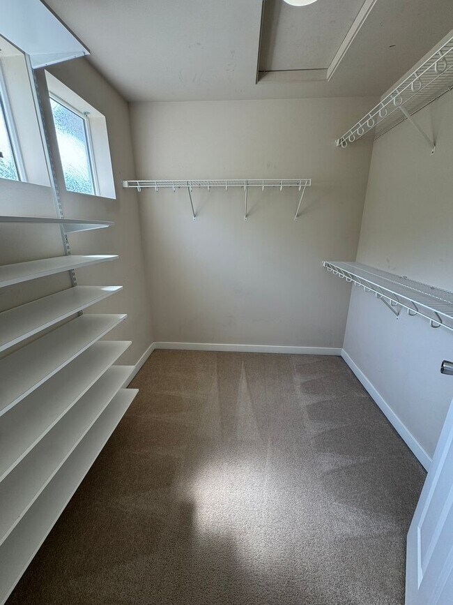 Building Photo - 3bd/2.5ba Renton Home