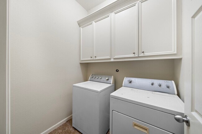Building Photo - 2865 Westhollow Dr