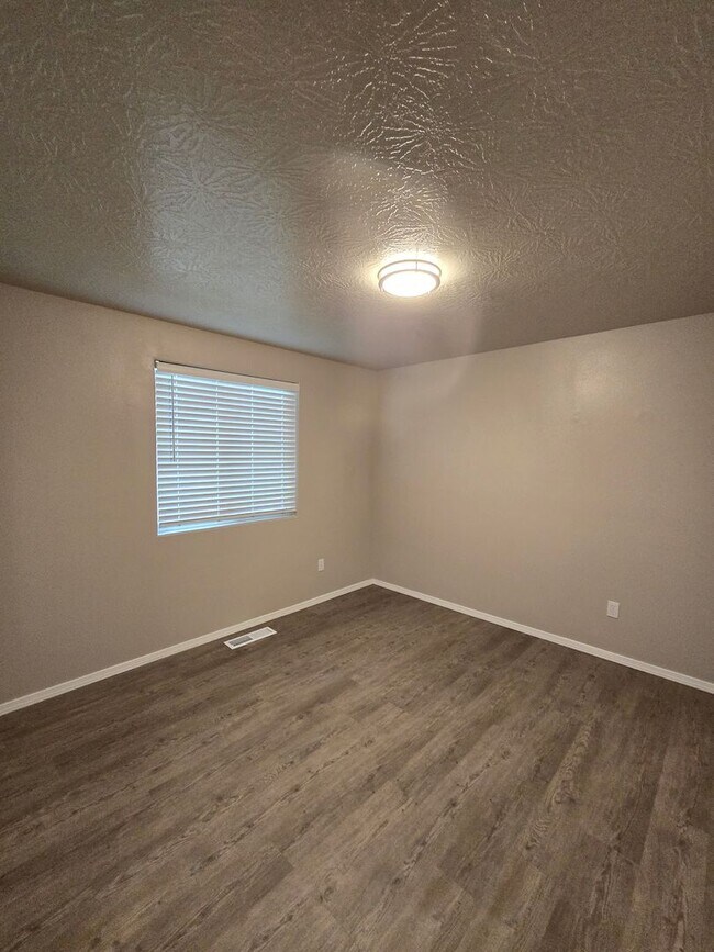 Building Photo - Pet Friendly, Single Level 3bed : 2bath Ho...
