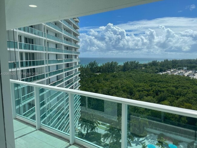 Building Photo - 100 Bayview Dr