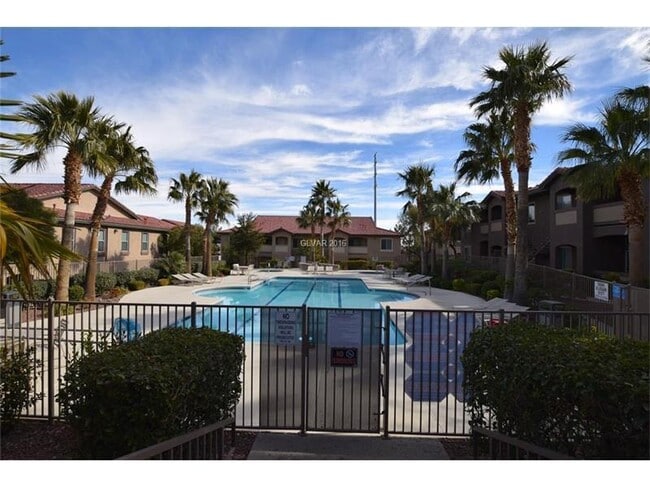 Building Photo - N.W. GATED COZY CONDO W/ COMMUNITY POOL AND SPA
