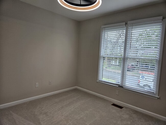 Building Photo - 907 11th Ave N