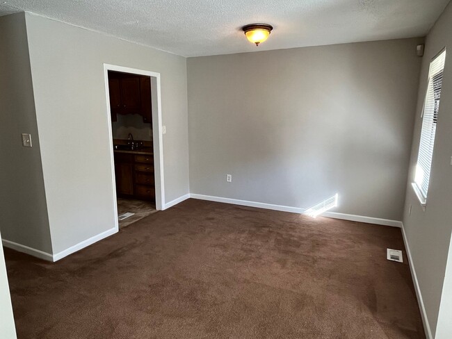 Building Photo - Great 2 Bedroom Duplex Convenient to Uptow...