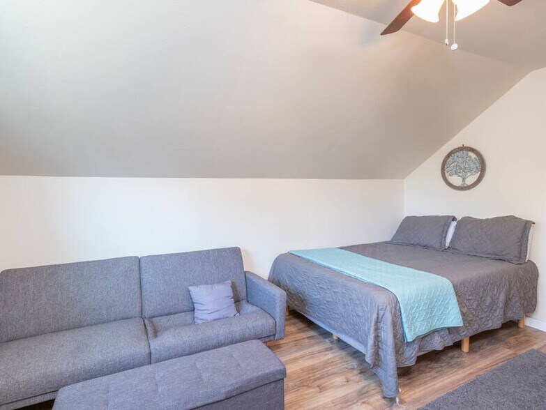 Building Photo - 1427 E Hays St