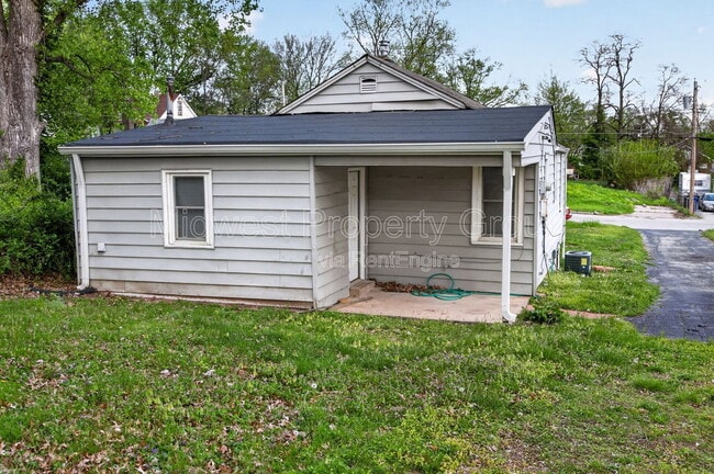 Building Photo - 3219 Royalton Ave