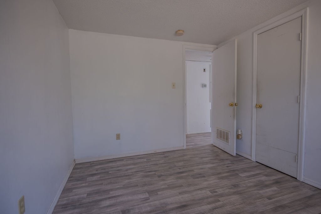 Building Photo - 806 Lakeland St