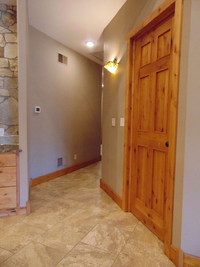 Building Photo - Majestic 3 Bed Mid MO Ranch!