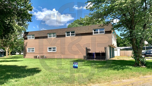 Building Photo - Edwards St Triplex