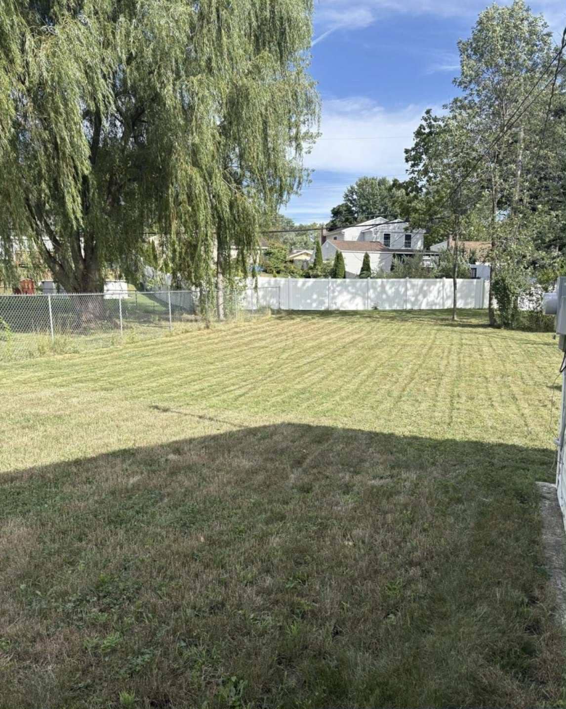 Huge clean Backyard - 18 Luella Rd