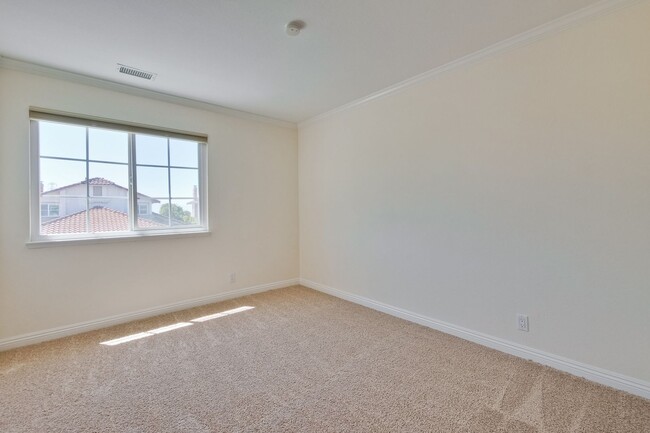 Building Photo - Elegant home with top Fremont Schools