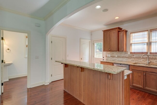 Building Photo - Stunning 3BE/2.5BA home in the heart of Ho...