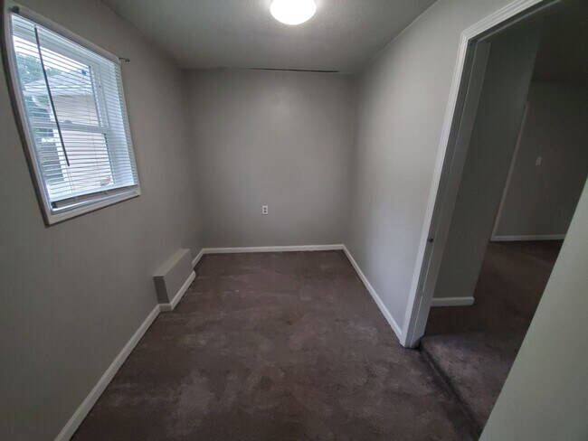 Building Photo - 3 Bedroom, 1 Bathroom in the Norwoodville ...