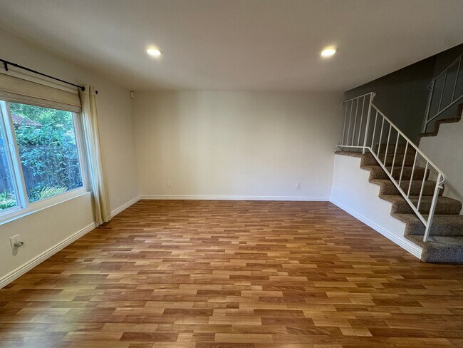 Building Photo - Light-Filled 3-Bedroom Home in Desirable Agoura Hills Community
