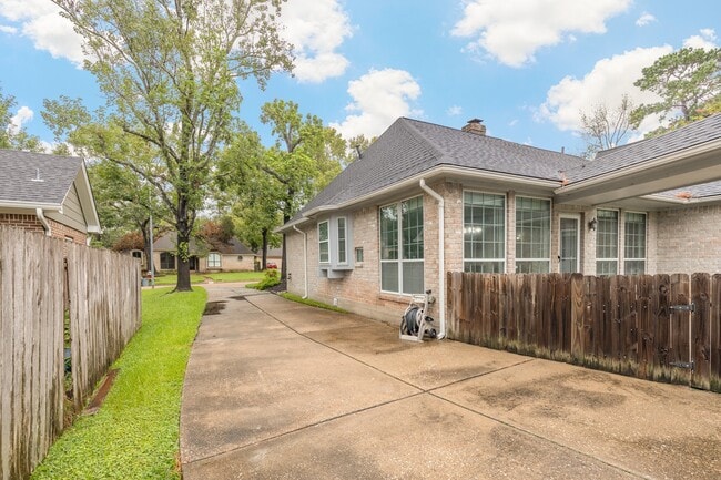 Building Photo - 5622 Woodland Creek Dr