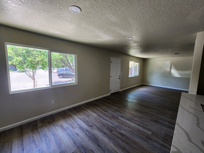 Building Photo - Beautiful Remodled, 4 Bedroom Home!