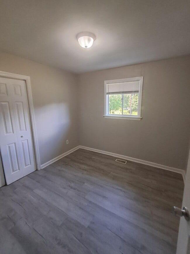 Building Photo - 3 bedroom 1 bath home
