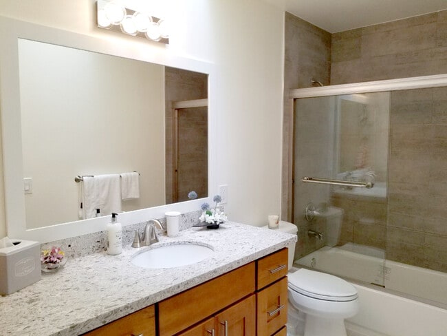 Building Photo - Beautiful 2 Story 4 Bed 2.5 Bath Home in N...