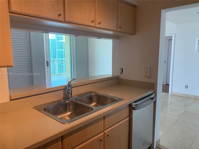 Building Photo - 2475 Brickell Ave