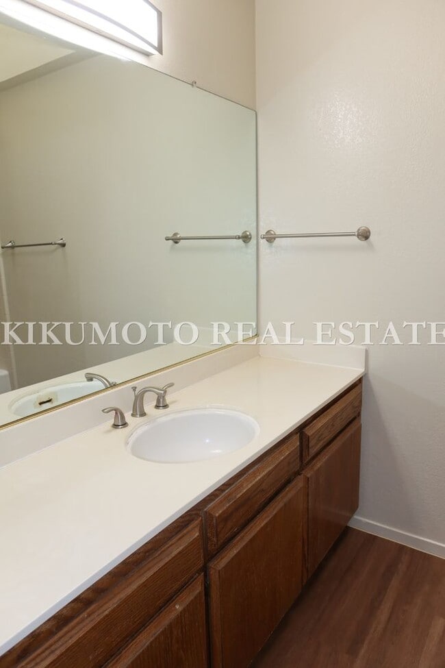 Building Photo - Pocket 3 Bedroom, 2 Bath Half-plex