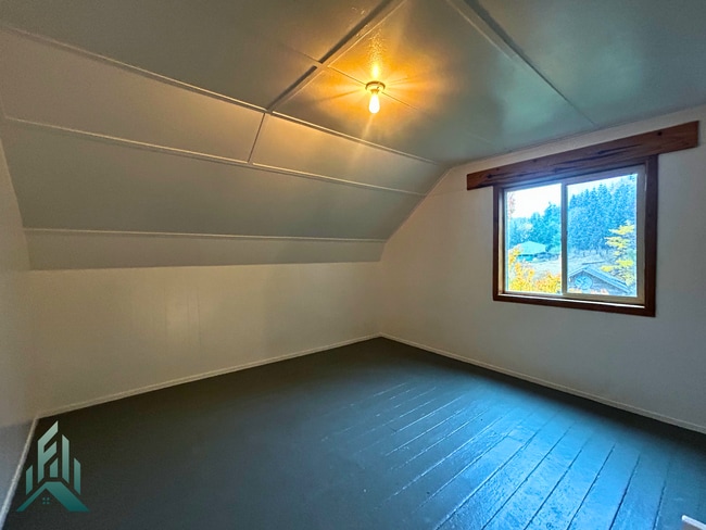 Building Photo - Peaceful Home Among the Evergreens in Eddy...