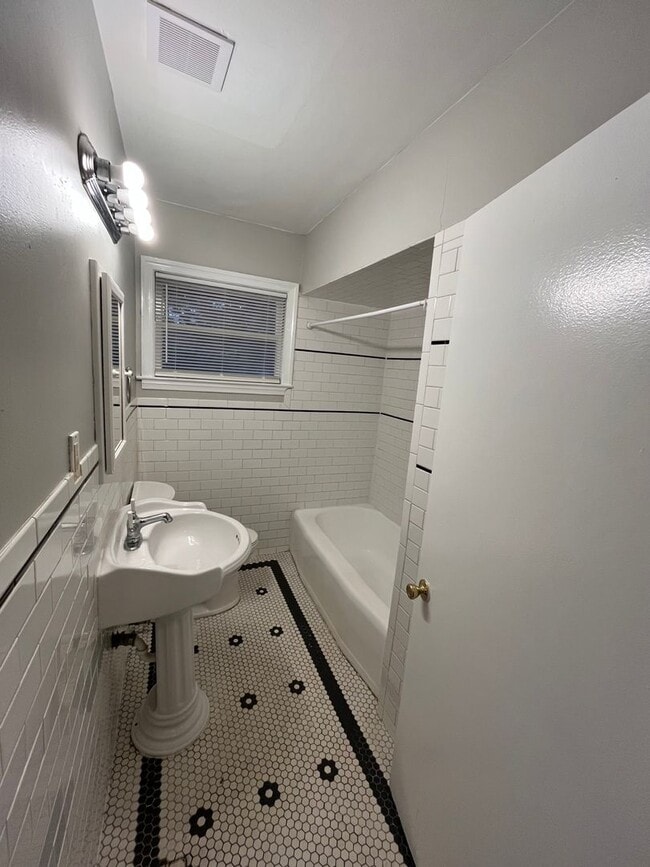 Building Photo - Move In Ready!! Cozy Brick Home, in North Columbus. Located off of Airport Thruway!!